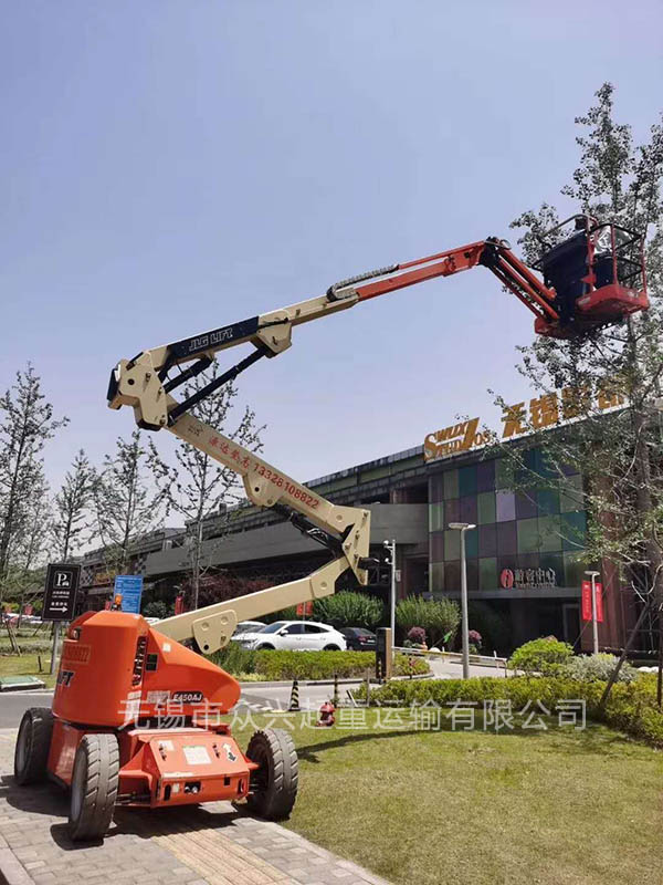 众兴起重升降车助力完成华莱坞的亮化、美化项目